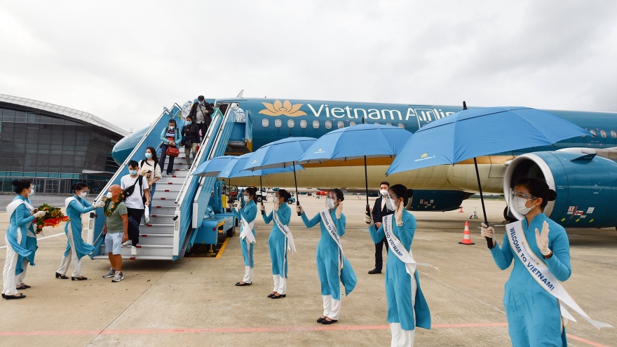 Mở lại đường bay quốc tế thế nào để đảm bảo an toàn trước biến chủng Omicron?