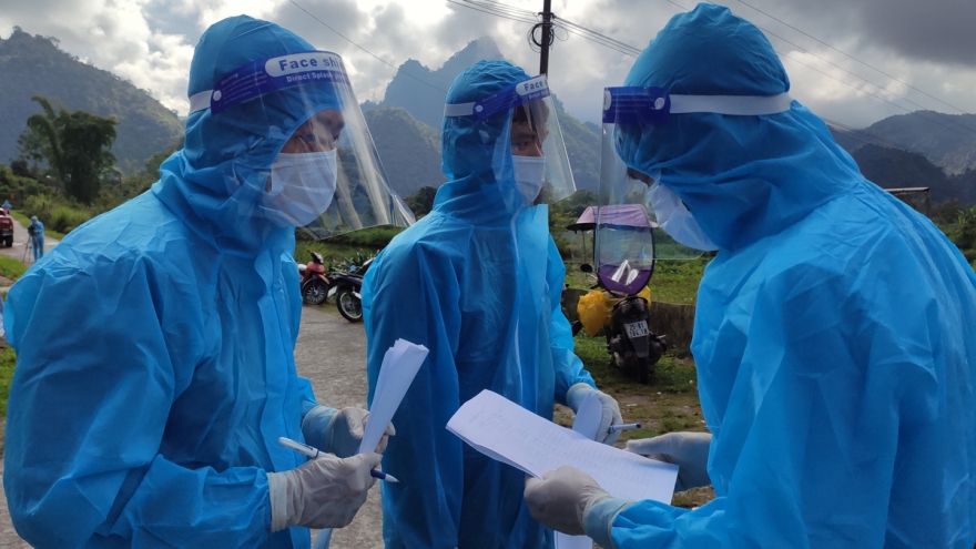 Dịch COVID-19 căng thẳng, hàng loạt bệnh viện dã chiến được kích hoạt