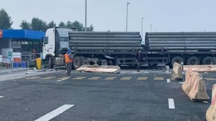 Xe đầu kéo va chạm liên hoàn ở chân dốc cầu Bạch Đằng