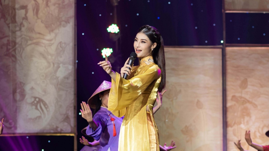 Á hậu Kiều Loan rũ bỏ hình tượng nóng bỏng, thướt tha với áo dài hát "Nàng thơ xứ Huế"