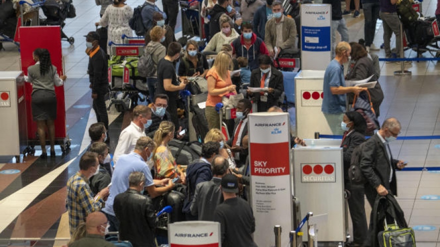 Pháp thắt chặt các quy định y tế nhằm ngăn biến thể Omicron