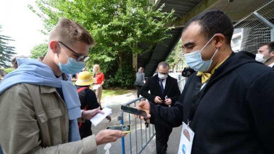 Covid-19 gia tăng, nguy cơ dịch kép ngày càng lớn tại Pháp