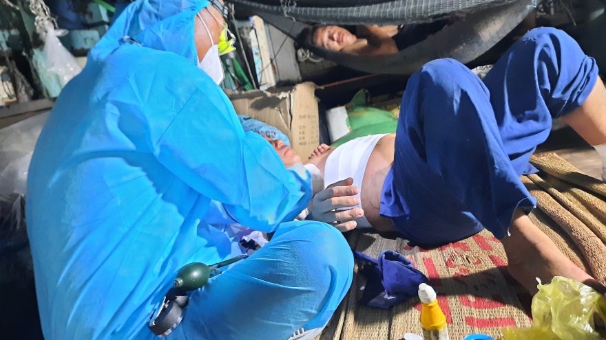 Vùng 2 Hải quân cấp cứu ngư dân bị nạn trên biển