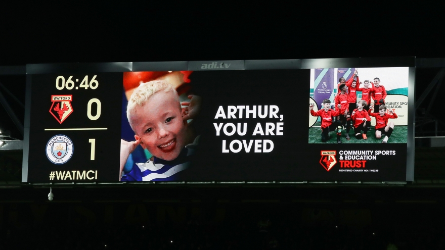 Bóng đá Anh tưởng nhớ cậu bé 6 tuổi bị bạo hành đến chết