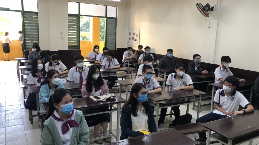 Học sinh TP.HCM đến trường diễn tập chuẩn bị đi học trực tiếp