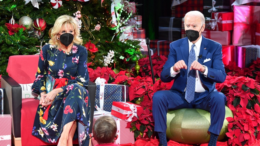 Vợ chồng Tổng thống Biden tới thăm Bệnh viện Nhi đồng Quốc gia trước thềm Giáng sinh