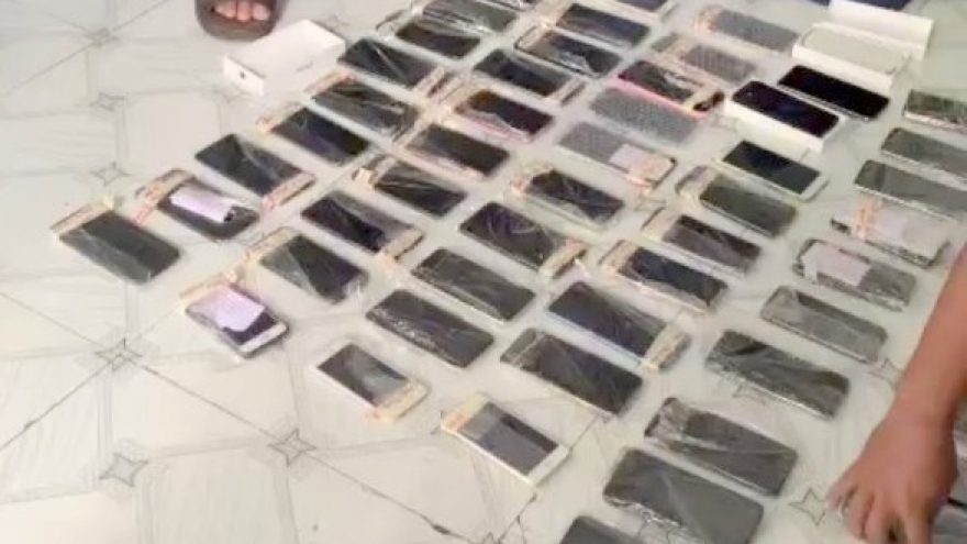 Cắt mái đột nhập vào nhà trộm 71 điện thoại di động