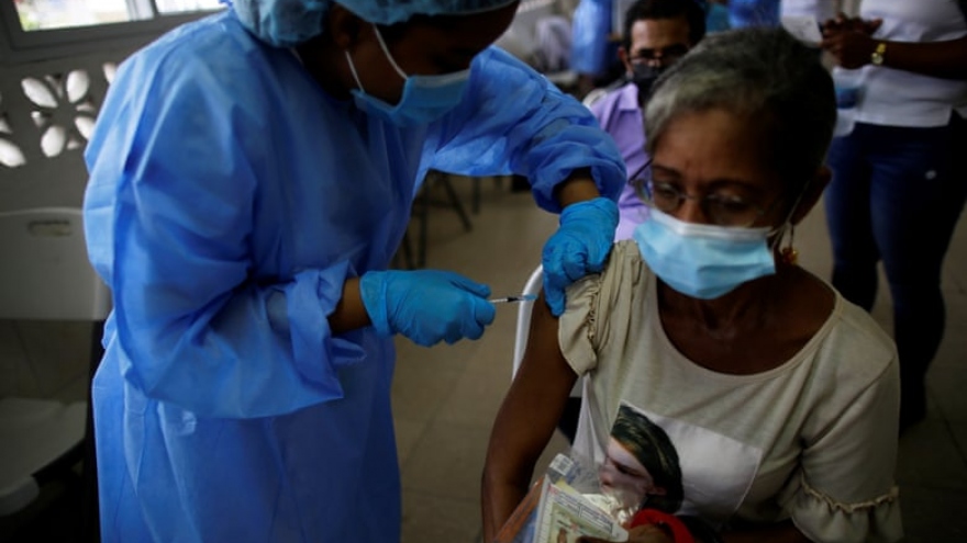 Biến thể Omicron lây nhiễm cho cả người đã tiêm vaccine hoặc đã mắc Covid-19