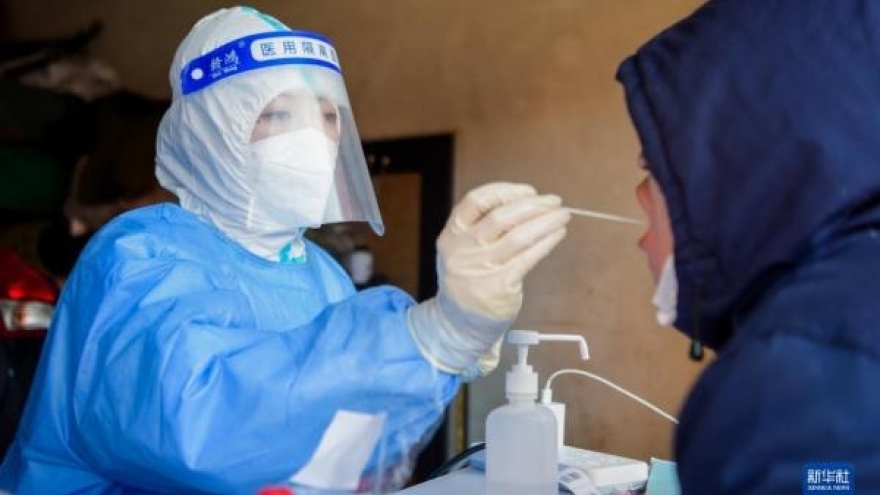 Ca Covid-19 trong cộng đồng tại Trung Quốc tăng vọt, Hong Kong thêm người nhiễm Omicron