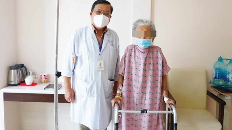 Cụ bà 94 tuổi hai lần thay khớp háng nhân tạo toàn phần thành công