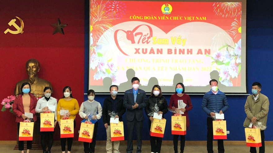 Trao quà Tết cho hàng nghìn công đoàn viên có hoàn cảnh khó khăn