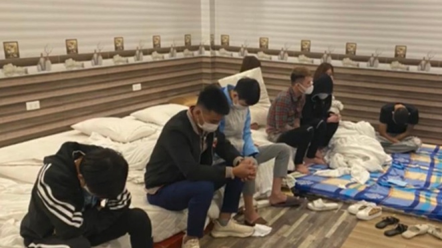 Bấp chấp dịch bệnh COVID-19, gần 60 nam nữ "mở tiệc" ma túy trong khách sạn