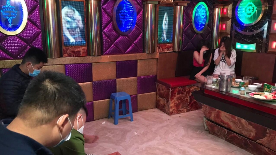 Quán karaoke cử người canh gác rồi đón khách hát "chui"