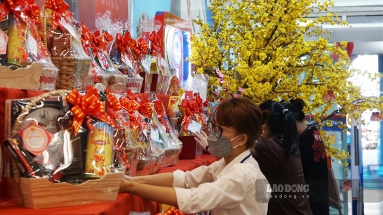 Tet shopping begins at supermarkets in Ho Chi Minh City