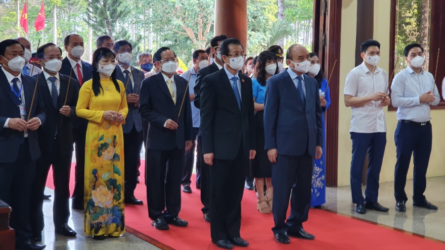 Chủ tịch nước dâng hương tưởng nhớ Chủ tịch Tôn Đức Thắng