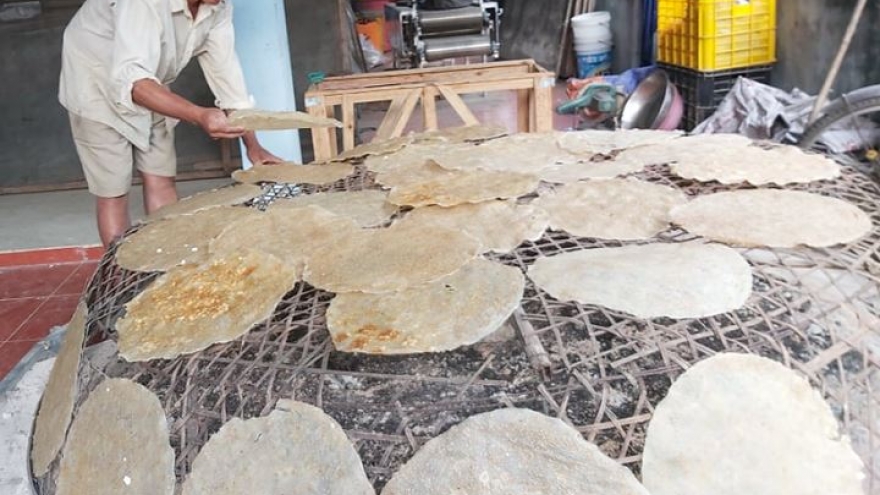 Làng bánh tráng Tuý Loan vào vụ Tết