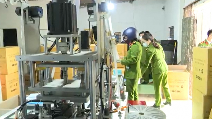Hàng trăm chiếc khẩu trang y tế sản xuất chui chuẩn bị được tuồn ra thị trường