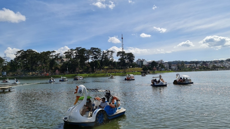 Đà Lạt thu hút hàng chục ngàn lượt khách du lịch đến vui xuân