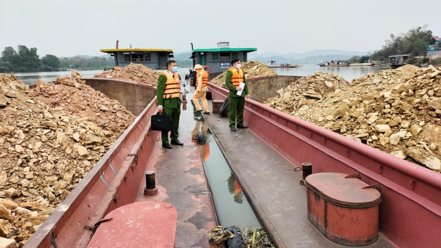 Bắt 2 tàu chở đất quá trọng tải, không có giấy tờ chứng minh nguồn gốc