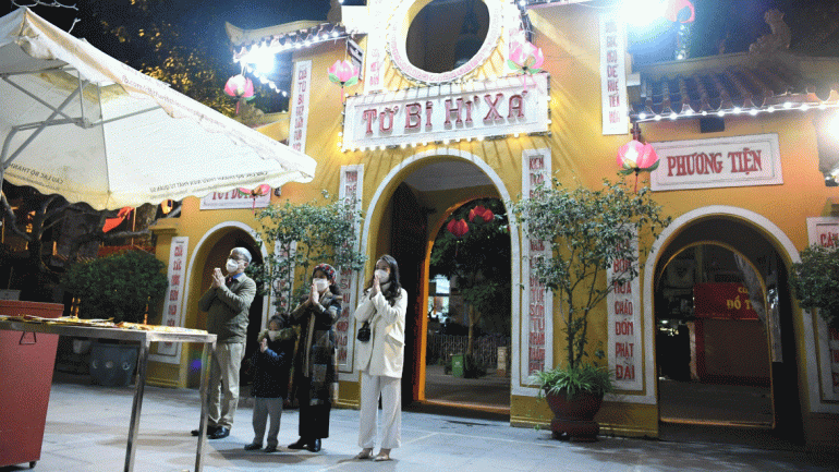 Hanoians visit pagodas on Lunar New Year’s Eve