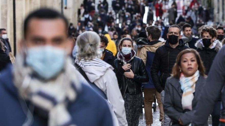 Covid-19 giảm mạnh, Pháp tính bỏ quy định đeo khẩu trang từ giữa tháng 3/2022