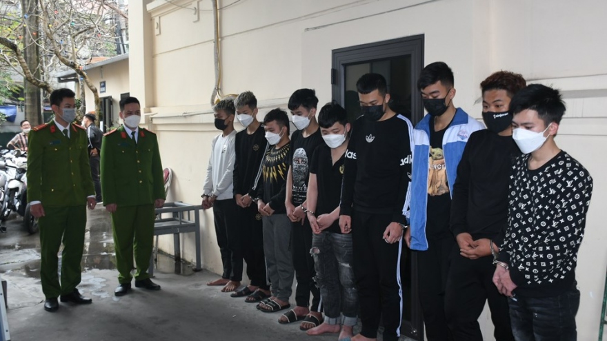 Khởi tố 9 đối tượng mang hung khí hỗn chiến trên phố