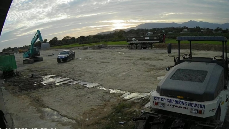 Điều khiển xe múc đập nát 2 ô tô