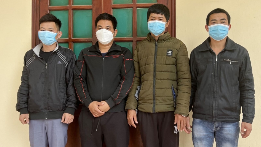 5 con bạc nhảy từ tầng 2 tòa nhà khi thấy công an