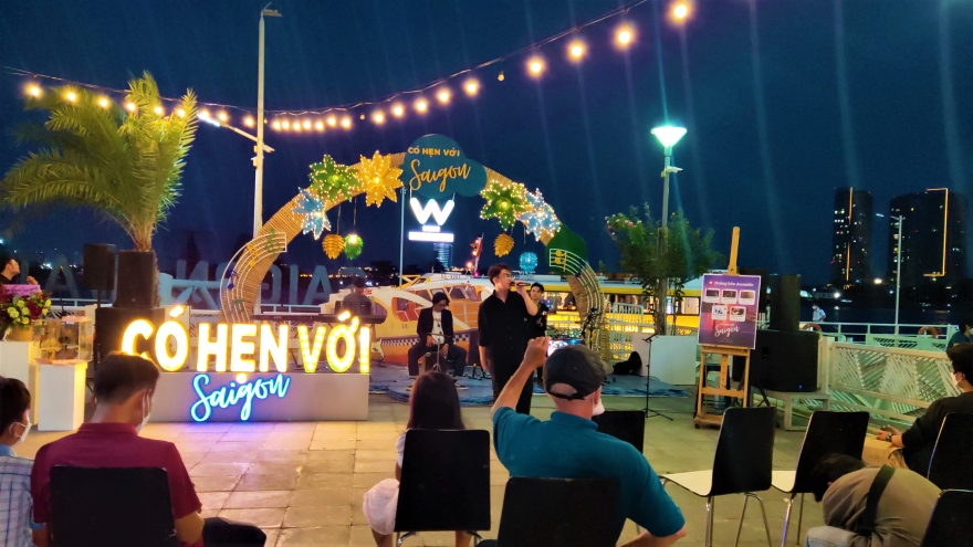 "Có hẹn với Sài Gòn" nghe nhạc và ngắm hoàng hôn trên bến Bạch Đằng