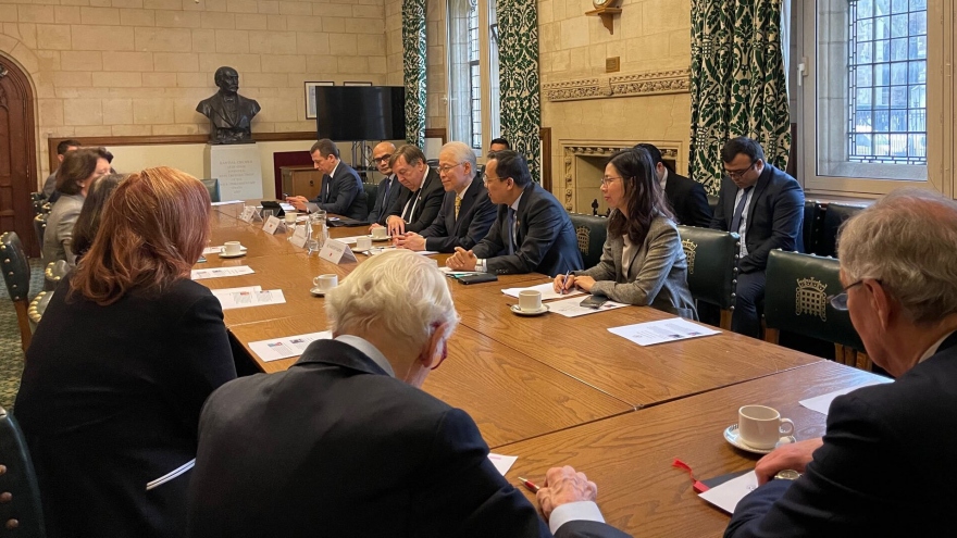 Trao đổi về tình hình kinh tế Việt Nam và hợp tác Việt – Anh tại Quốc hội Anh