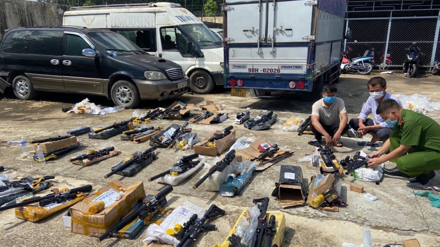 Dùng xe tải chở số lượng lớn súng đạn trái phép