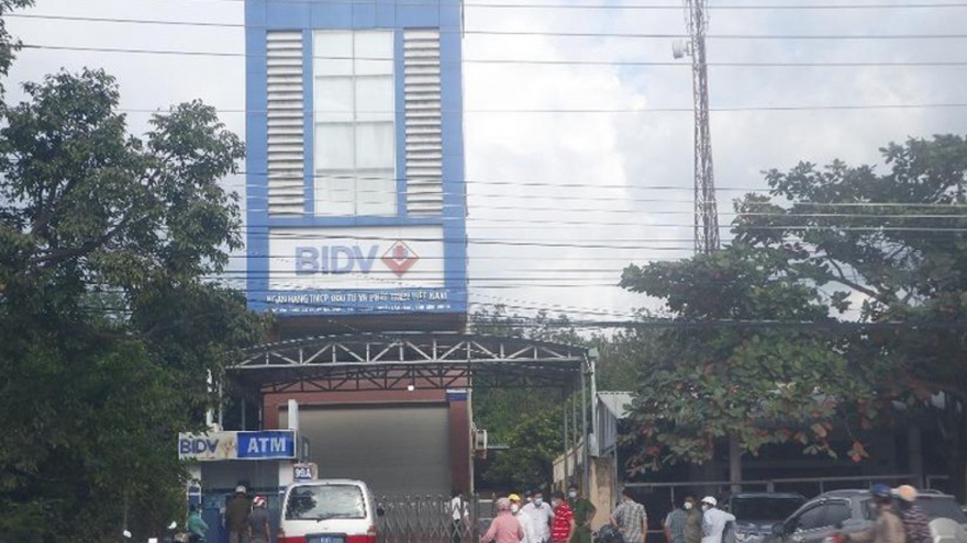 Nam thanh niên cầm vật giống súng để cướp ngân hàng ở Bình Dương