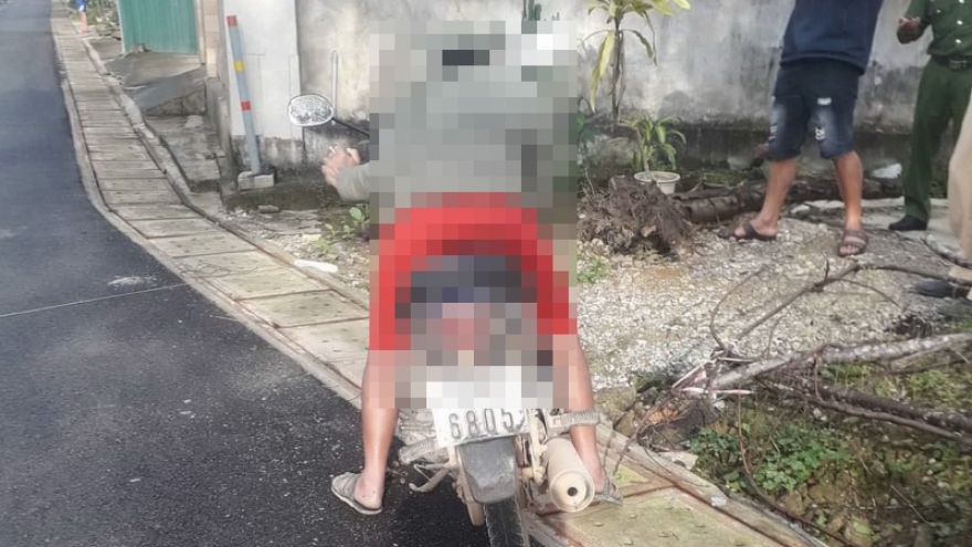 Nam thanh niên tử vong trong tư thế gục trên xe máy