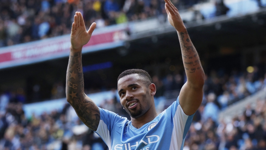 Thắng đậm Watford, Man City hơn Liverpool 4 điểm trong cuộc đua vô địch