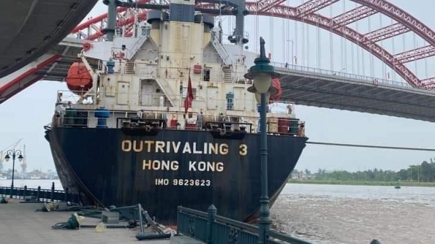 Tàu hàng 12.000 tấn mắc kẹt dưới chân cây cầu đẹp nhất Hải Phòng