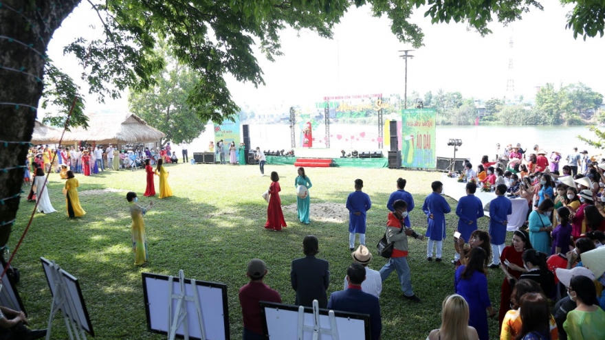 Lễ hội Tam Kỳ - Mùa hoa sưa thu hút hàng trăm du khách