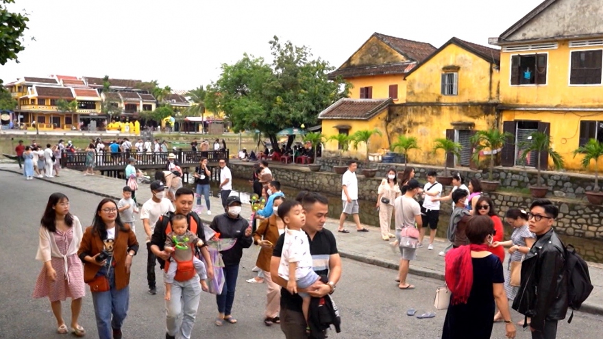 Các khu, điểm tham quan nghỉ dưỡng miền Trung đông đúc du khách