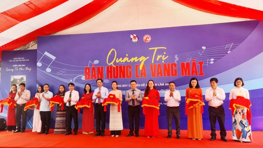 Trưng bày và triển lãm ảnh “Quảng Trị- Bản hùng ca vang mãi”