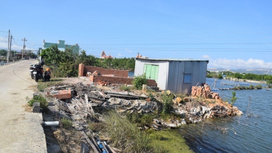 Bình Định: Dai dẳng nạn xây dựng trái phép trên hành lang bảo vệ đê Đông