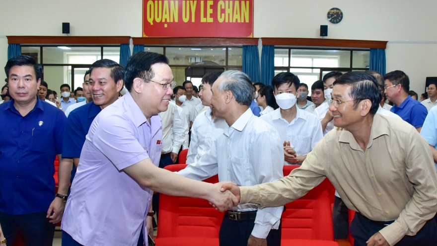 Chủ tịch Quốc hội Vương Đình Huệ tiếp xúc cử tri tại Hải Phòng