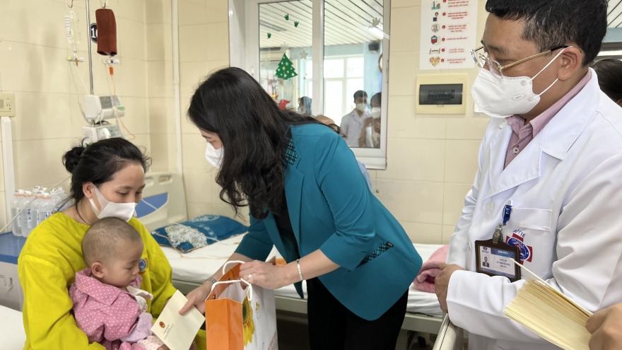 Phó Chủ tịch nước Võ Thị Ánh Xuân trao quà cho các bệnh nhi ung thư dịp Tết thiếu nhi