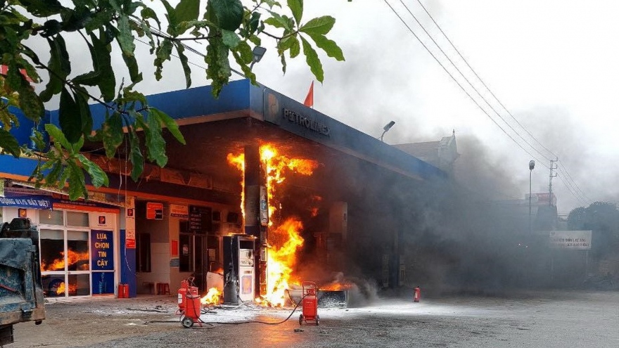 Ô tô bốc cháy khi lao thẳng vào cột bơm xăng