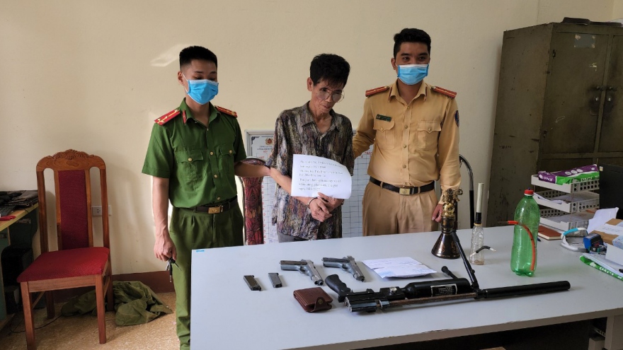 Đối tượng 78 tuổi ở Sơn La tàng trữ gần 200 viên ma túy và 3 khẩu súng