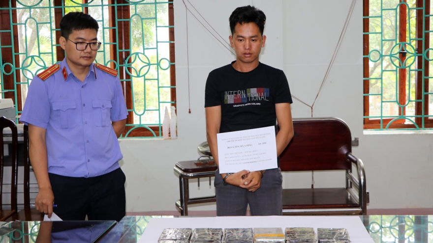 Vận chuyển thuê 12 bánh heroin lấy tiền công 40 triệu đồng