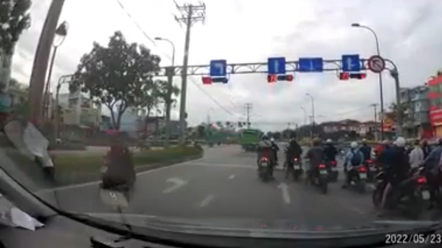 Xử phạt tài xế xe buýt phóng như bay, vượt đèn đỏ ở TP.HCM