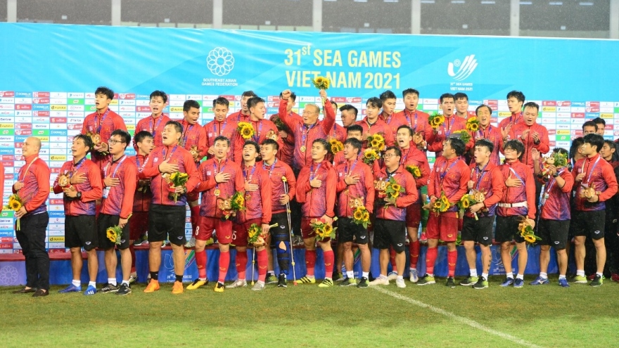 Lê Văn Xuân chống nạng lên nhận HCV SEA Games cùng U23 Việt Nam