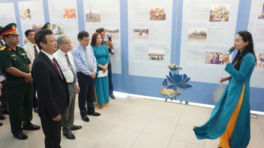 Khai mạc Triển lãm “Những tấm gương bình dị mà cao quý”