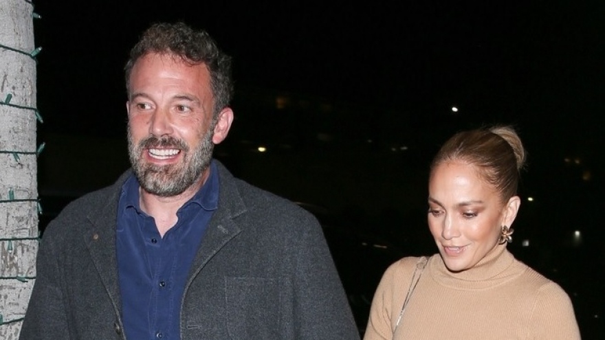 Jennifer Lopez diện đầm bó gợi cảm, hẹn hò ăn tối lãng mạn cùng tình trẻ