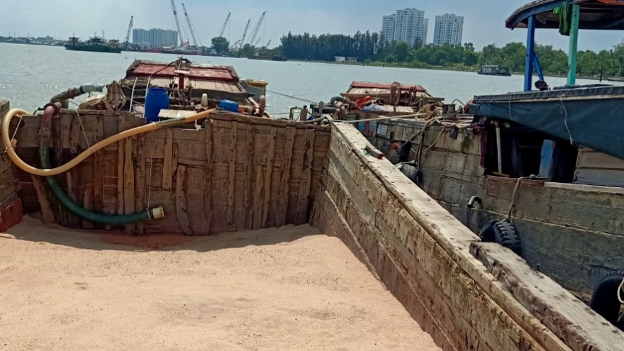 2 ghe gỗ vận chuyển cát trái phép