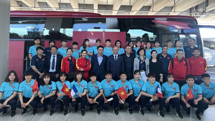 Đội tuyển bóng đá nữ Việt Nam đặt chân đến Pháp, giao lưu cùng cộng đồng